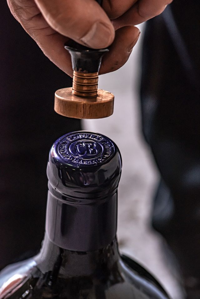 Wine and cork Why do we use cork stoppers ? Château Cantenac Brown